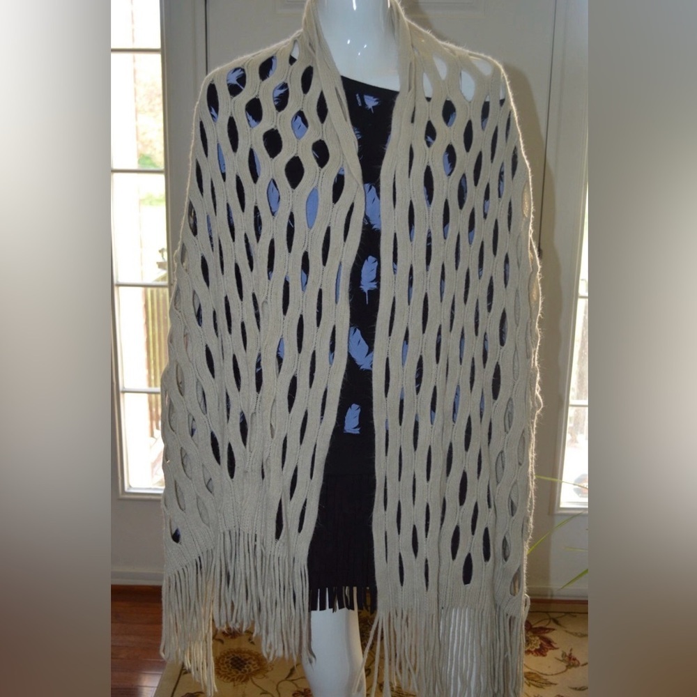 100% Acrylic open-knit shawl with fringe accents - Picture 1 of 3